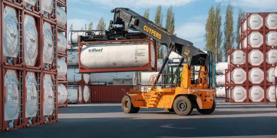 Standard ISO tankcontainer reachstracker fixed T11