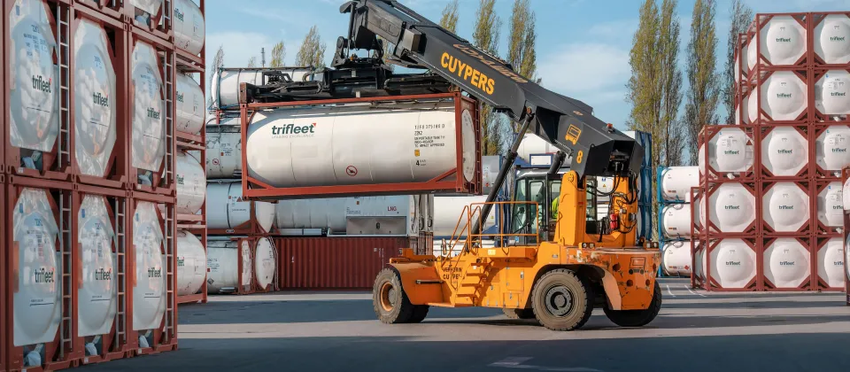 Standard ISO tankcontainer reachstracker fixed T11