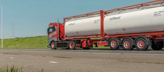 Truck with T11 20 000 litre 4 BAR Standard ISO tank container 2